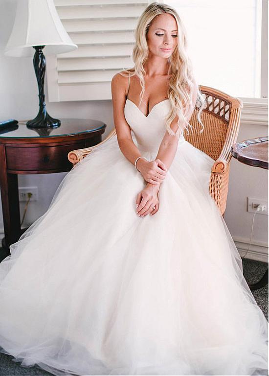 Pretty Spaghetti Straps A-line Tulle Ivory Summer Beach Wedding Dresses,stunning Bridal Gown DM283