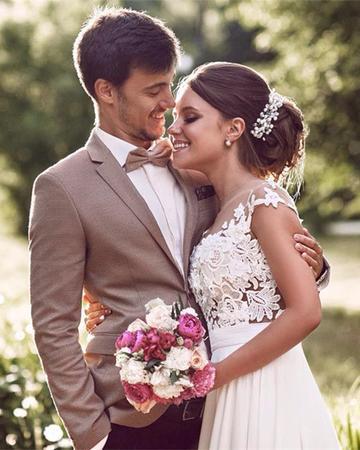 Lovely Off White Lace Appliques Cap Sleeves Long Chiffon Beach Wedding Dresses beautiful DM827