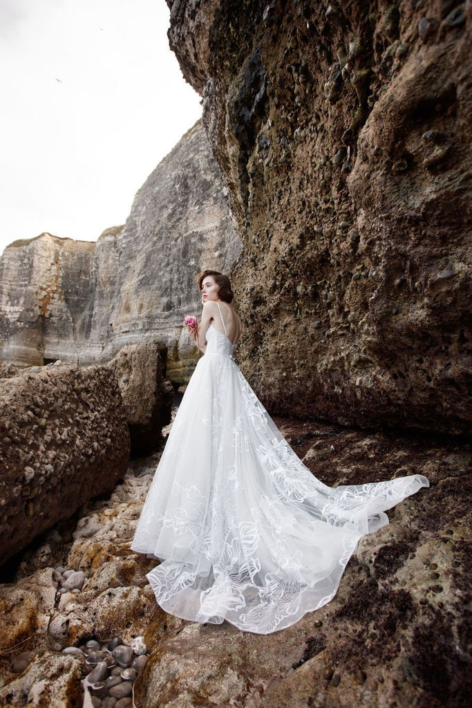 Ivory Long Lace Spaghetti Straps Sweep/Brush Train Beach Wedding Dress Bridal Gown DM922