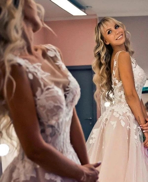 Gorgeous Tulle A-line Backless Boho Floral Appliques Beach Wedding Dresses DMW7
