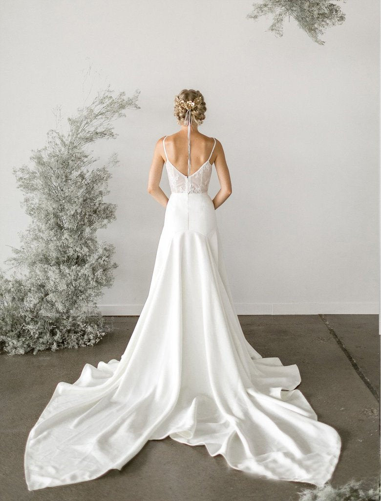 Elegant A-Line V Neck Spaghetti Straps Wedding Dresses with Lace DMM90
